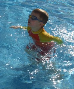 Kids long sleeve UV50+ rash vest at use in the swimming pool