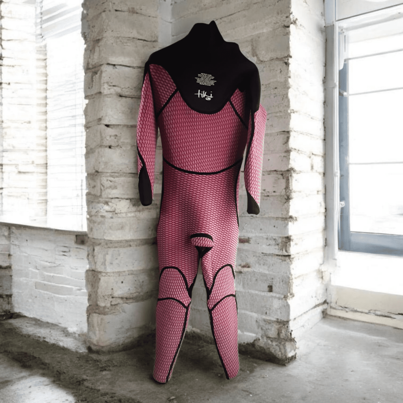 interior USED MENS WETSUIT – Tiki Zepha 4/3 chest zip wetsuit size XL (like new!)