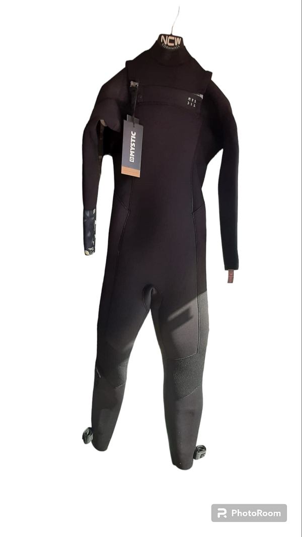 New but minor damage Mystic Dazzled 5/3 ladies size 10 North Coast Wetsuits NCW