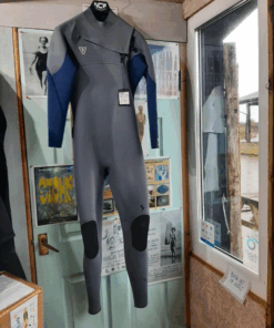 re loved Vissla 7 seals comp wetsuit - 4/3 - size medium - some minor repairs - £120